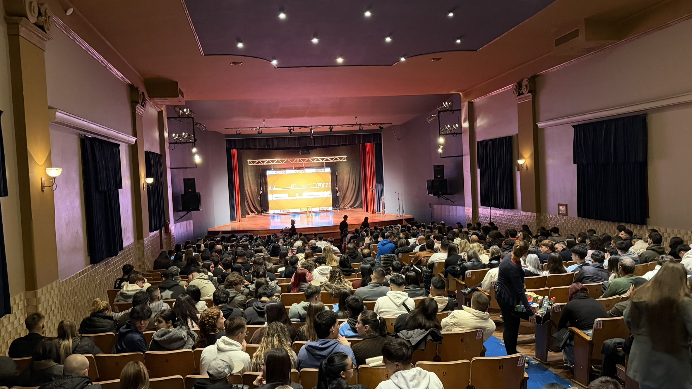 El público y el escenario del Teatro Don Bosco de Ramos Mejía