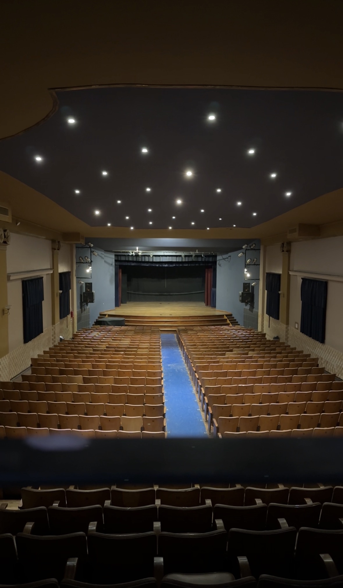 Butacas y escenario de la sala Don Bosco